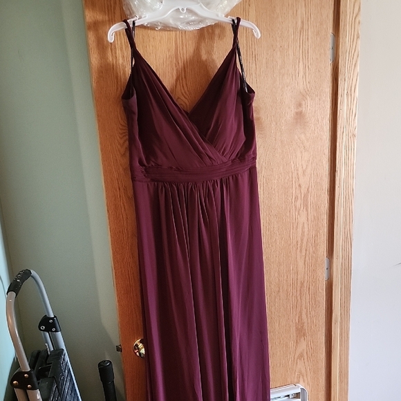 Dresses & Skirts - Elegant Burgundy Maxi Dress